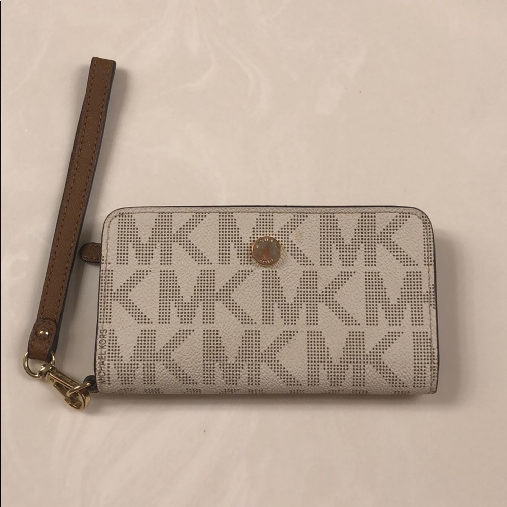 Michael kors Wallet. Used and in good condition.